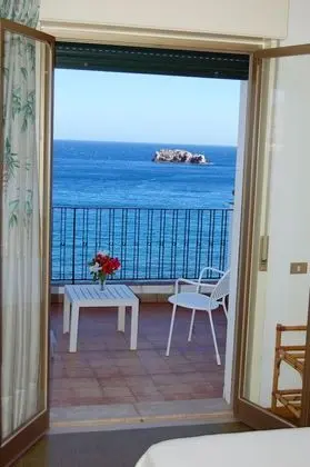 Superior Büyük Yataklı Tek Kişilik Oda, Teras, Deniz Manzaralı