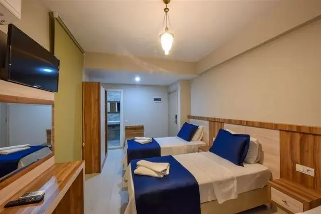 3 Adet Tek Kişilik Yatak Bulunan, Balkonlu Ve Ferah Oda. Oda, Konforlu Ve Keyifli Bir Konaklama Deneyimi Sunmaktadır.”