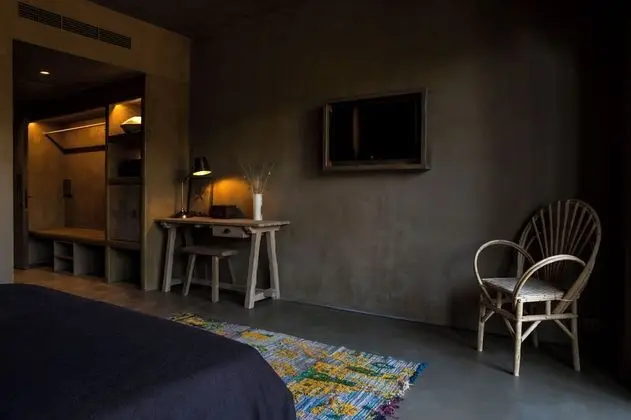 Medium Room with Balcony
