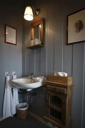 Üç Kişilik Oda, Ortak Banyo