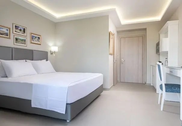 Deluxe Tek Büyük Yataklı Oda, Balkon, Avlu Manzaralı