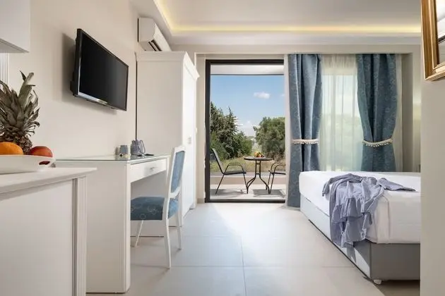 Deluxe Tek Büyük Yataklı Oda, Balkon, Avlu Manzaralı