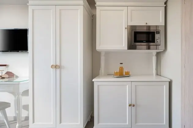 Deluxe Tek Büyük Yataklı Oda, Balkon, Bahçe Manzaralı