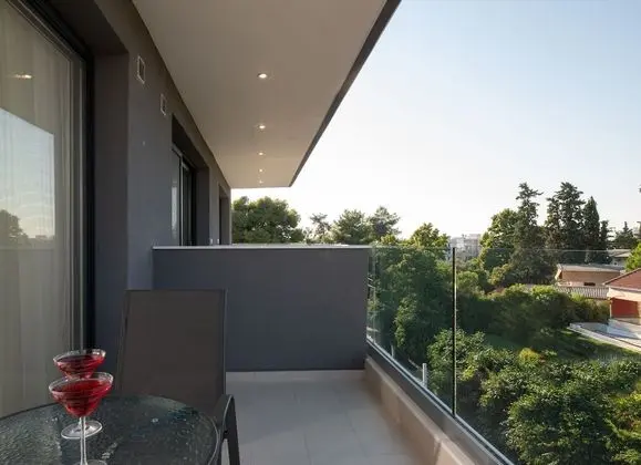Deluxe Tek Büyük Yataklı Oda, Balkon, Bahçe Manzaralı