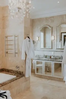Honeymoon Tek Büyük Yataklı Oda (Bedford Manor)