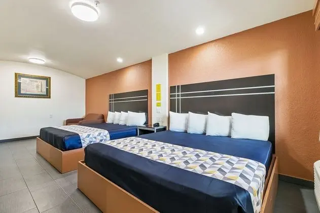Family Oda (2 King Beds with couch)