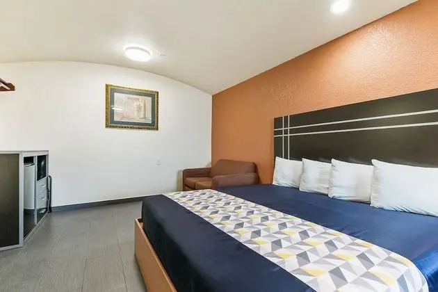 Family Oda (2 King Beds with couch)