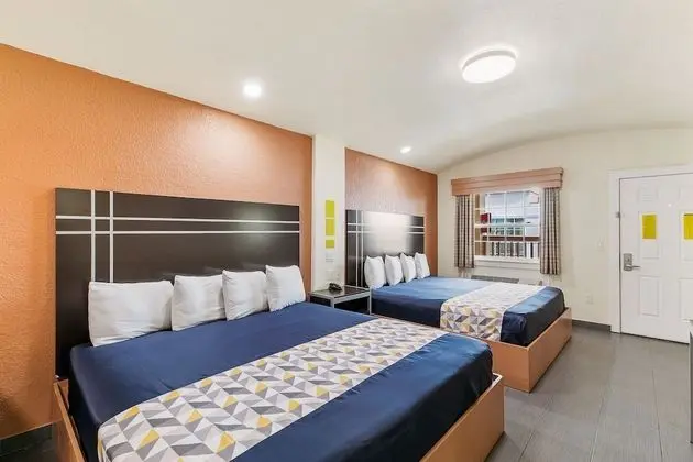 Family Oda (2 King Beds with couch)