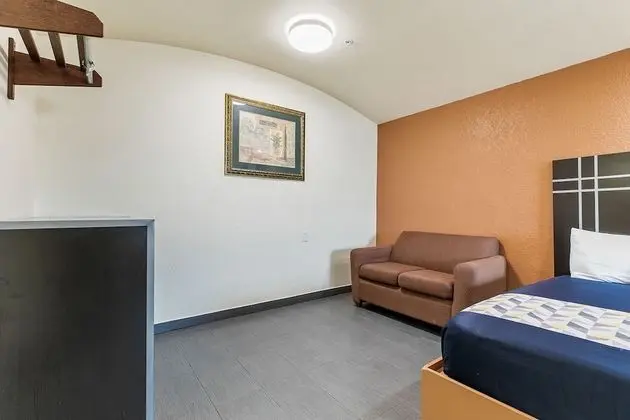 Family Oda (2 King Beds with couch)