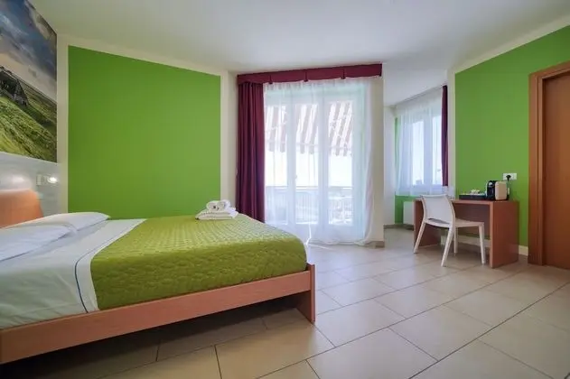 Tek Büyük Yataklı Oda, Balkon, Kısmi Göl Manzaralı