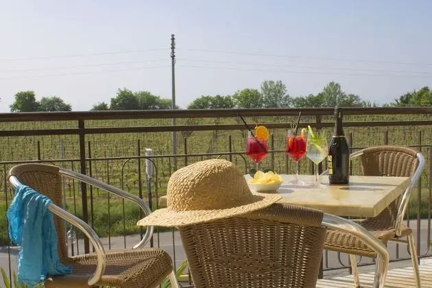 Tek Büyük Yataklı Oda, Balkon, Kısmi Göl Manzaralı