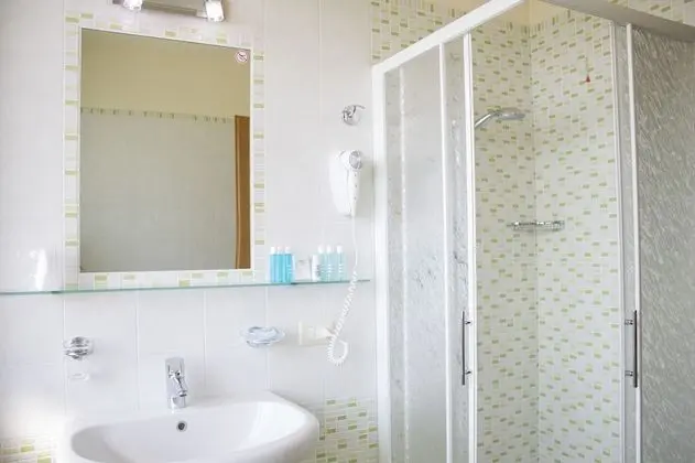 Üç Kişilik Oda, Balkon, Kısmi Göl Manzaralı