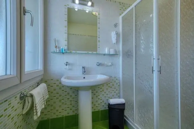 Üç Kişilik Oda, Balkon, Kısmi Göl Manzaralı