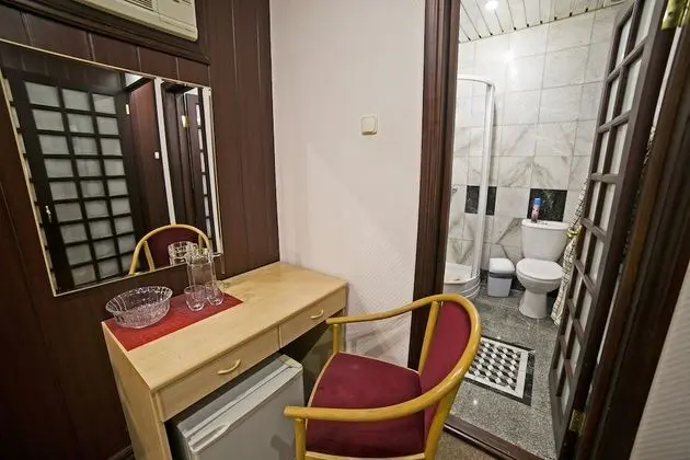 Tek Büyük Yataklı Oda, Penceresiz