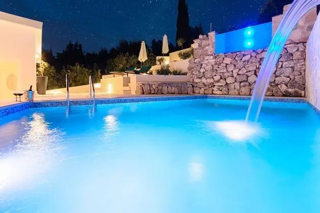 Villa (2 Bedroom Villa with Pool and Hot Tub)