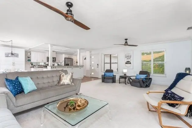 Ev (Lilac Mid-Century Pool Home)