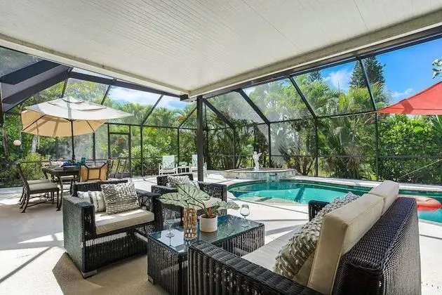 Ev (Lilac Mid-Century Pool Home)