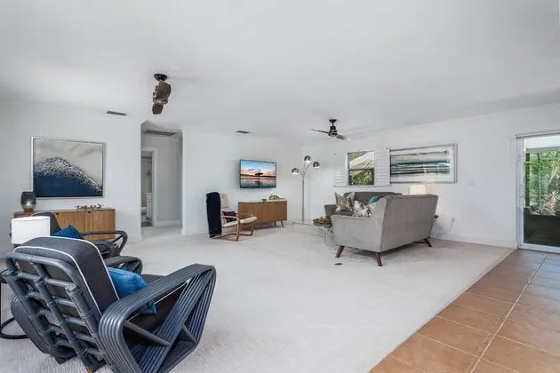 Ev (Lilac Mid-Century Pool Home)