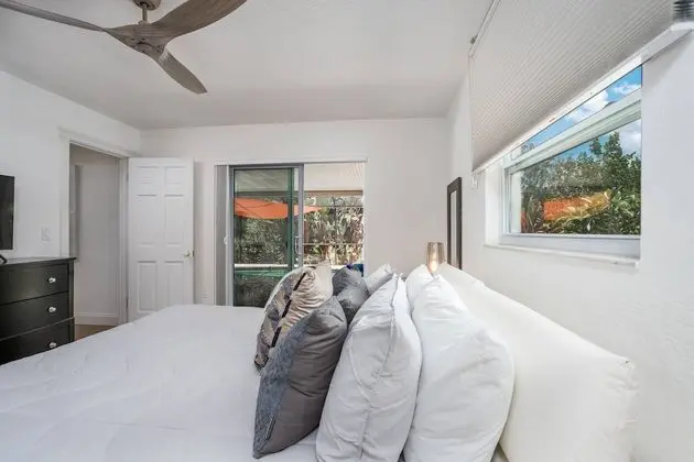 Ev (Lilac Mid-Century Pool Home)