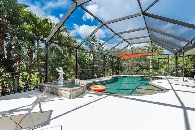 Ev (Lilac Mid-Century Pool Home)