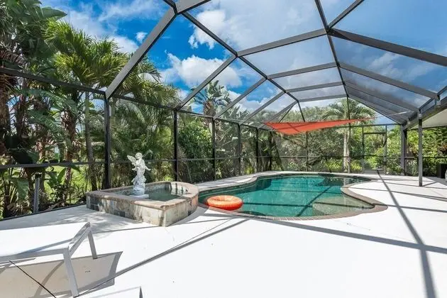 Ev (Lilac Mid-Century Pool Home)