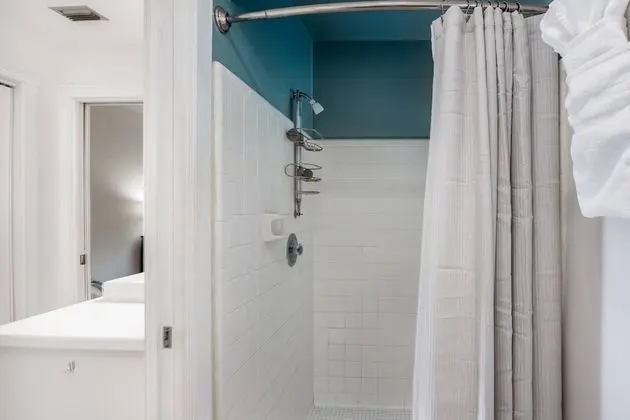Ev (Lilac Mid-Century Pool Home)