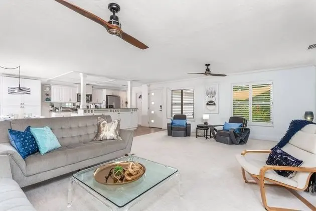 Ev (Lilac Mid-Century Pool Home)