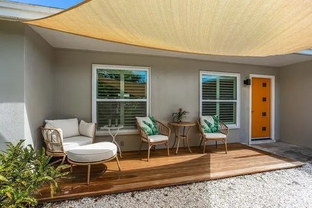 Ev (Lilac Mid-Century Pool Home)
