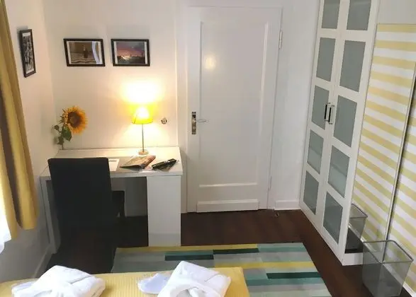 Tek Büyük Yataklı Oda (Das Gelbe Zimmer)