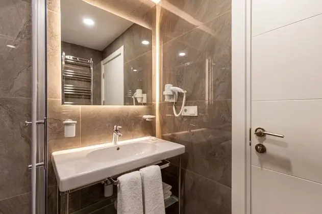 Comfort Süit, 1 Çift Kişilik Yatak ve Çekyat, Sigara İçilebilir, Avlu Manzaralı