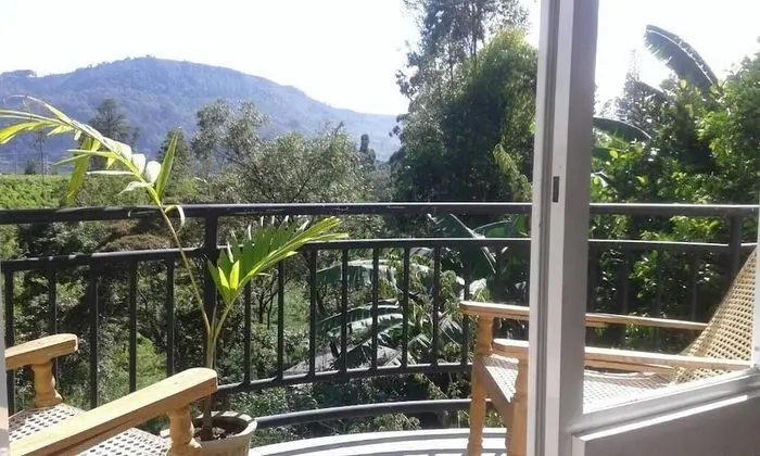 Üç Kişilik Oda, Balkon