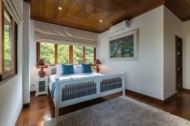 4 Bedrooms Villa