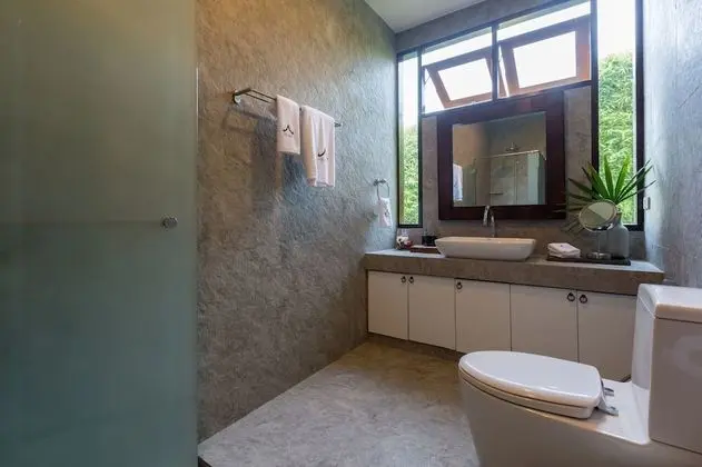 4 Bedrooms Villa