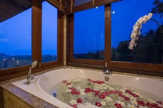 4 Bedrooms Villa