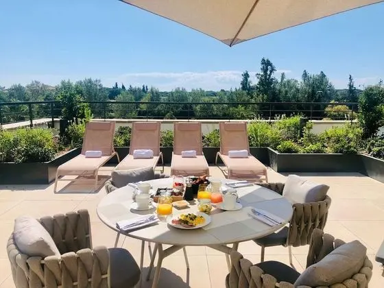 Süit, 1 En Büyük (King) Boy Yatak, Sigara İçilmez, Teras