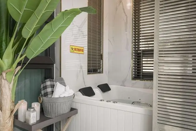 Basic Oda, 1 Büyük (Queen) Boy Yatak, Okyanus Manzaralı (private whirlpool, 102)