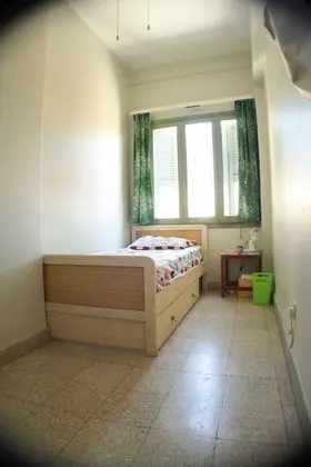 Tek Kişilik Oda, Ortak Banyo, Şehir Manzaralı (Jimi Hendrix)