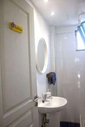 Tek Kişilik Oda, Ortak Banyo, Şehir Manzaralı (Jimi Hendrix)