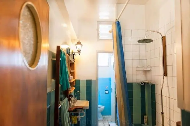 Tek Kişilik Oda, Ortak Banyo, Şehir Manzaralı (Jimi Hendrix)