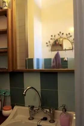 Tek Kişilik Oda, Ortak Banyo, Şehir Manzaralı (Jimi Hendrix)