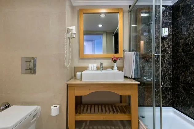 https://images.etstur.com/imgproxy/resize/2560x1440/files/images/hotelImages/etsrooms/234/Limak_Arcadia_Sport_Resort_20260430094439_1.jpg