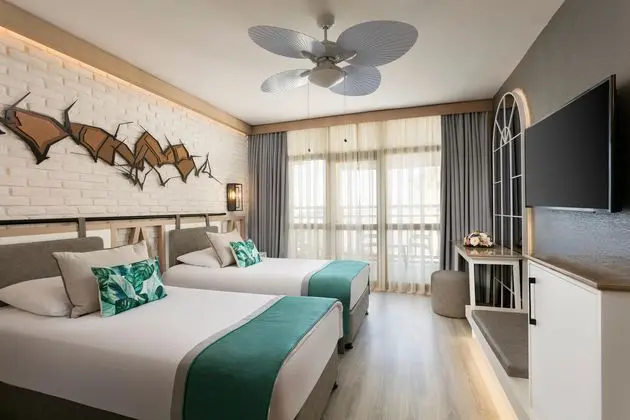 https://images.etstur.com/imgproxy/resize/2560x1440/files/images/hotelImages/etsrooms/234/Limak_Arcadia_Sport_Resort_20260430094530_1.jpg