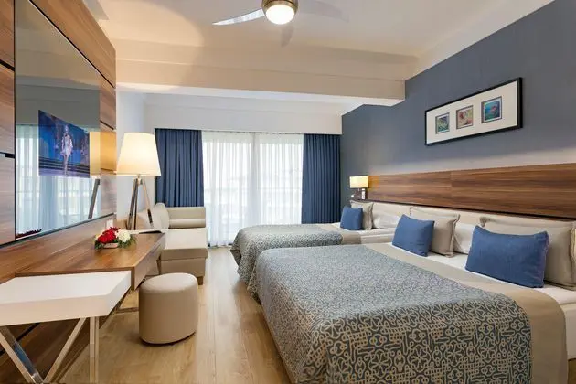 https://images.etstur.com/imgproxy/resize/2560x1440/files/images/hotelImages/etsrooms/236/Limak_Atlantis_De_Luxe_Hotel___Resort_20250703093211_0.jpg