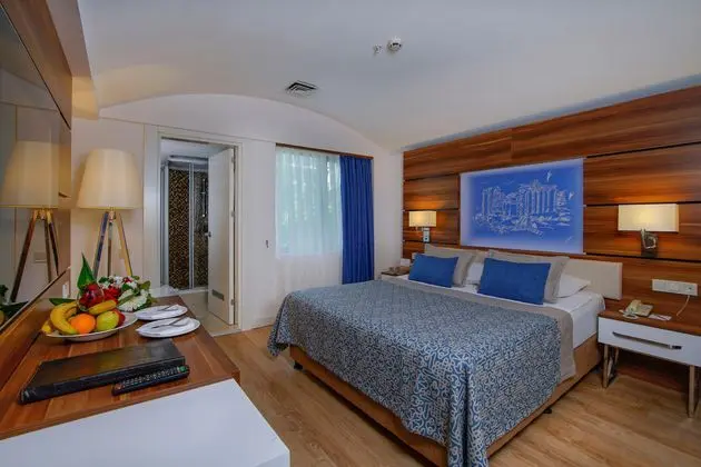 https://images.etstur.com/imgproxy/resize/2560x1440/files/images/hotelImages/etsrooms/236/Limak_Atlantis_De_Luxe_Hotel___Resort_20250703093523_0.jpg