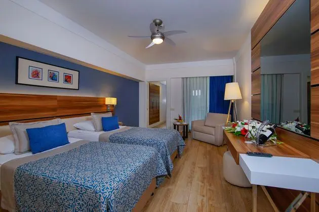 https://images.etstur.com/imgproxy/resize/2560x1440/files/images/hotelImages/etsrooms/236/Limak_Atlantis_De_Luxe_Hotel___Resort_20250703093524_1.jpg