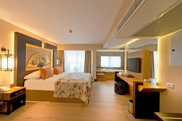 https://images.etstur.com/files/images/hotelImages/TR/51124/l/Limak-Lara-De-Luxe-Oda-328553.jpg