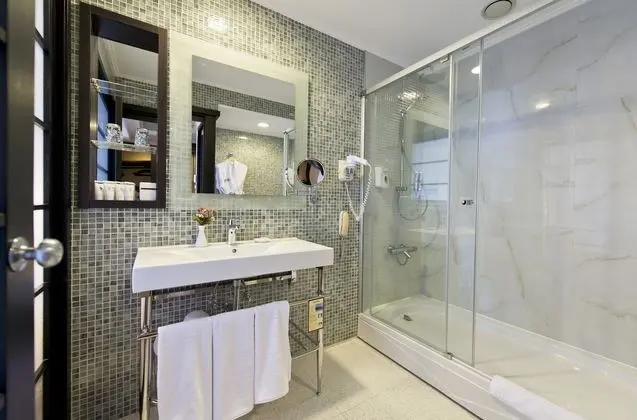 https://imagessl.etstur.com/files/images/hotelImages/TR/51124/l/Limak-Lara-De-Luxe-Oda-160884.jpg