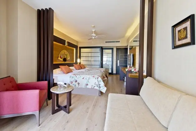 https://imagessl.etstur.com/files/images/hotelImages/TR/51124/l/Limak-Lara-De-Luxe-Oda-160890.jpg