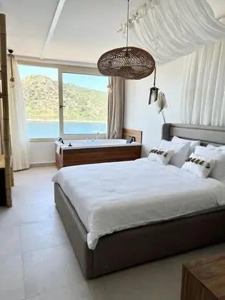 Jakuzili Standard Custom Deniz Manzaralı Oda
