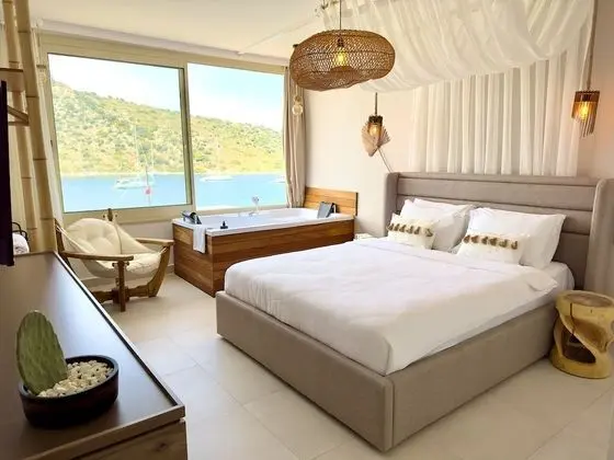 Jakuzili Standard Custom Deniz Manzaralı Oda